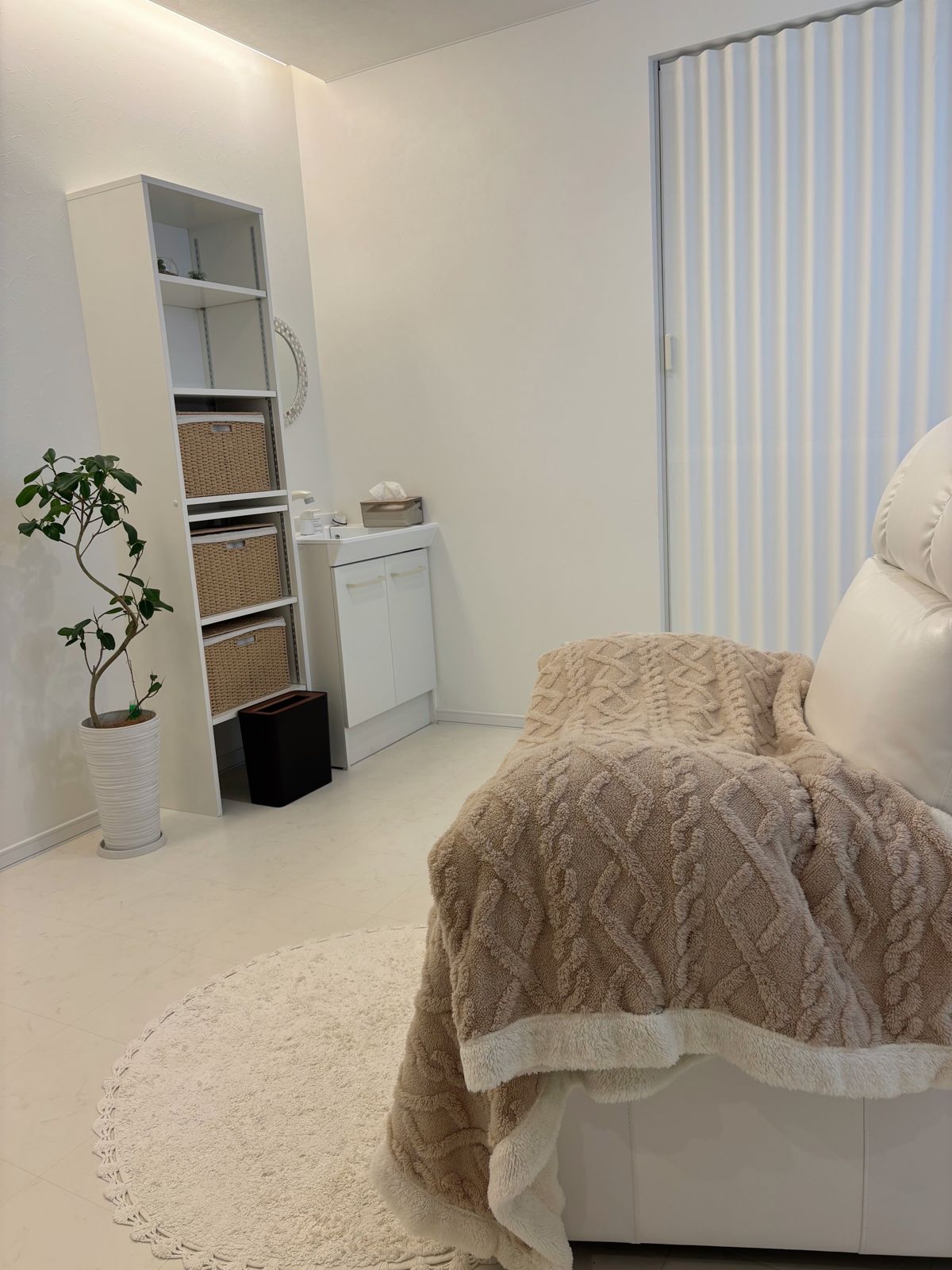 ブランケットをかけた施術用のチェア